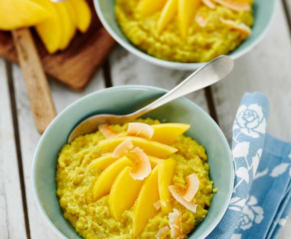 Kurkuma-Kokos-Porridge mit Mango Kurkuma-Kokos-Porridge mit Mango