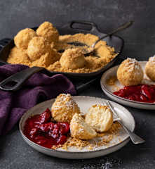 Topfenknödel mit Zwetschkenröster
