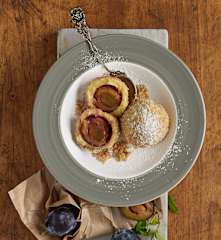 Zwetschkenknödel mit Butterbröseln